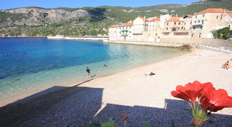 Two bedroom apartment near beach Komiža, Vis (A-8533-b)