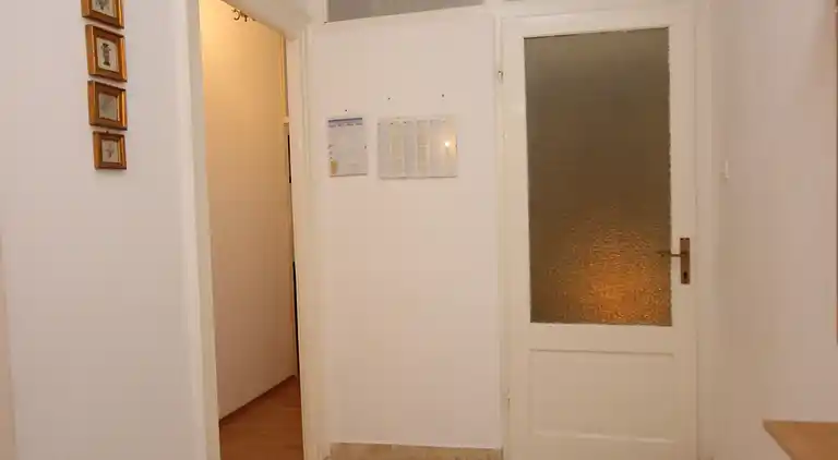 Two bedroom apartment near beach Komiža, Vis (A-8533-b)