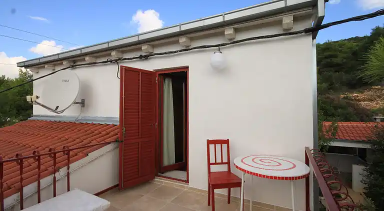 Two bedroom apartment with terrace and sea view Rukavac, Vis