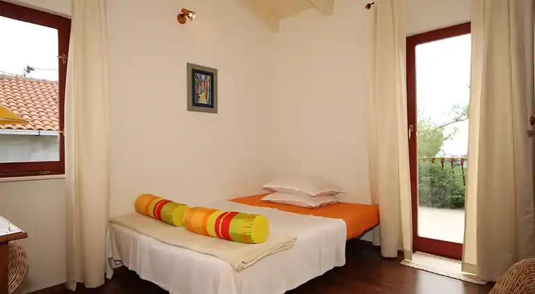 Two bedroom apartment with terrace and sea view Rukavac, Vis