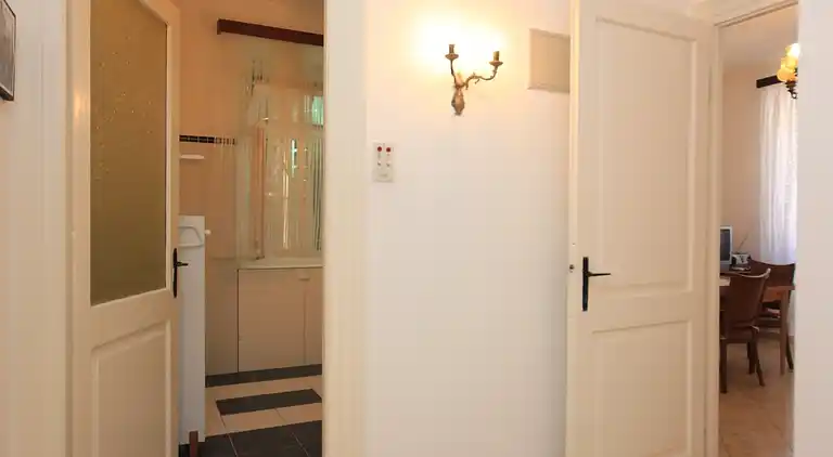 Two bedroom apartment near beach Komiža, Vis (A-8533-b)