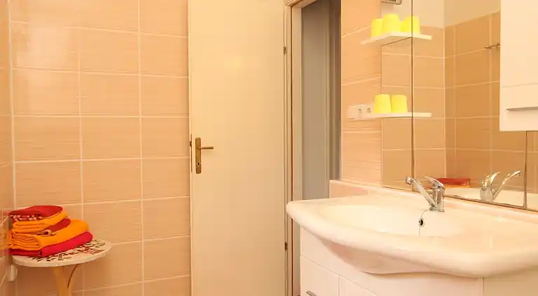 Two bedroom apartment with terrace and sea view Rukavac, Vis