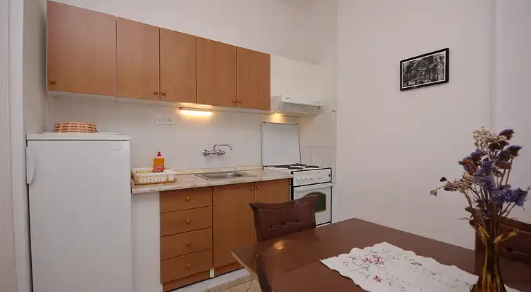 Two bedroom apartment near beach Komiža, Vis (A-8533-b)
