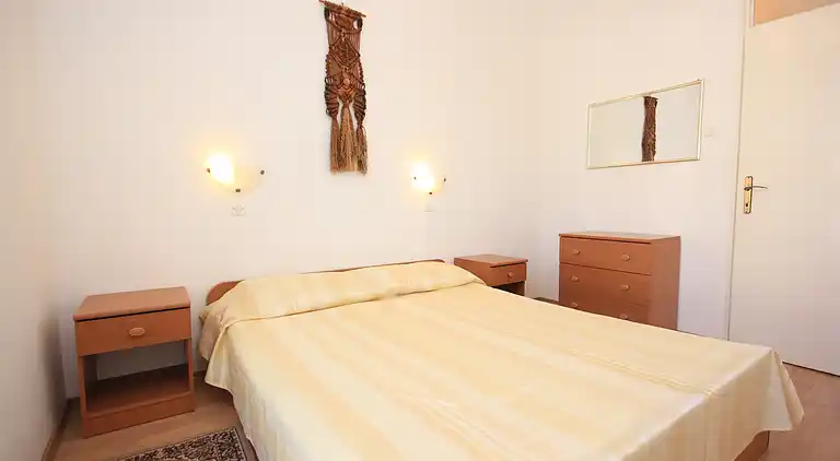 Two bedroom apartment near beach Komiža, Vis (A-8533-b)