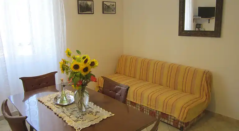 Two bedroom apartment near beach Komiža, Vis (A-8533-b)