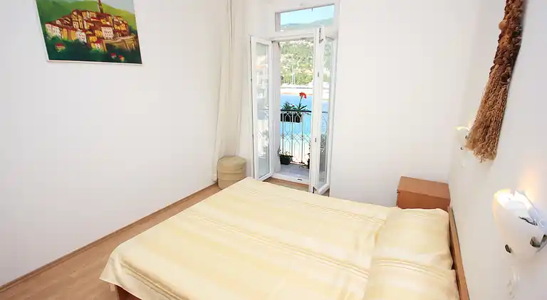Two bedroom apartment near beach Komiža, Vis (A-8533-b)