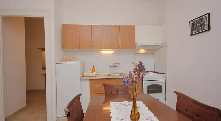 Two bedroom apartment near beach Komiža, Vis (A-8533-b)