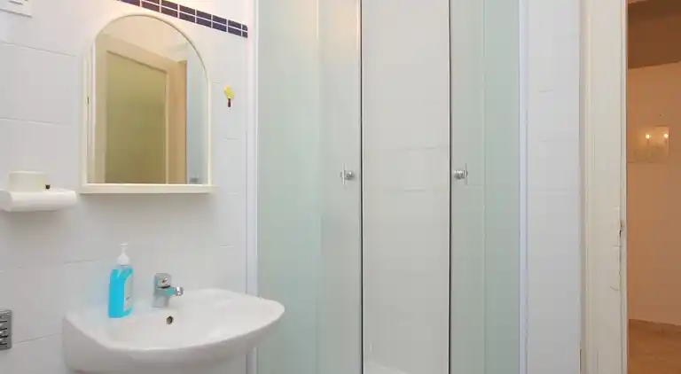 Two bedroom apartment near beach Komiža, Vis (A-8533-b)