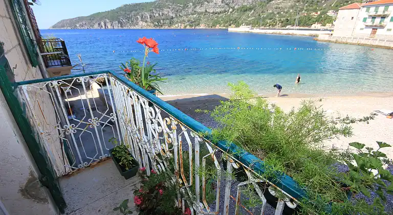 Two bedroom apartment near beach Komiža, Vis (A-8533-b)