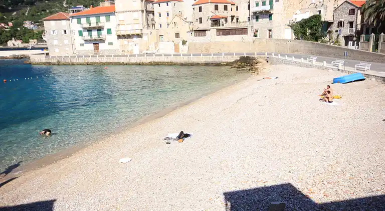 Two bedroom apartment near beach Komiža, Vis (A-8533-b)