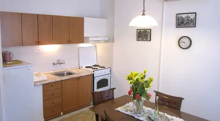 Two bedroom apartment near beach Komiža, Vis (A-8533-b)