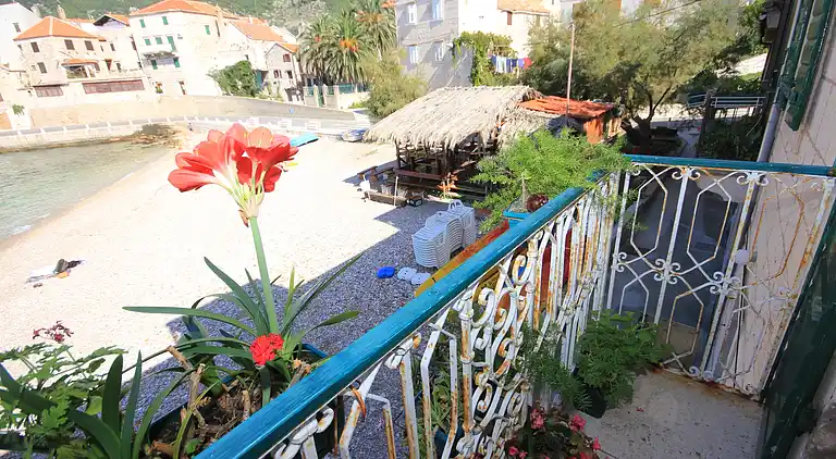 Two bedroom apartment near beach Komiža, Vis (A-8533-b)