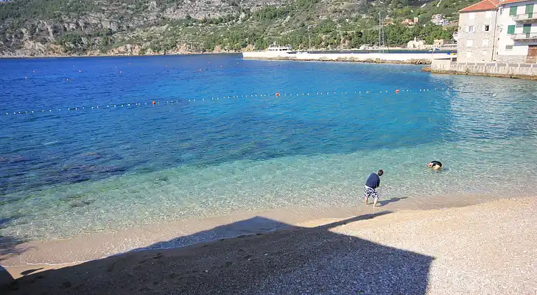 Two bedroom apartment near beach Komiža, Vis (A-8533-b)