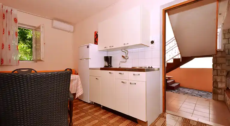 1-Zimmer-Ferienwohnung am Strand Arbanija (Ciovo) (A-8651-b)