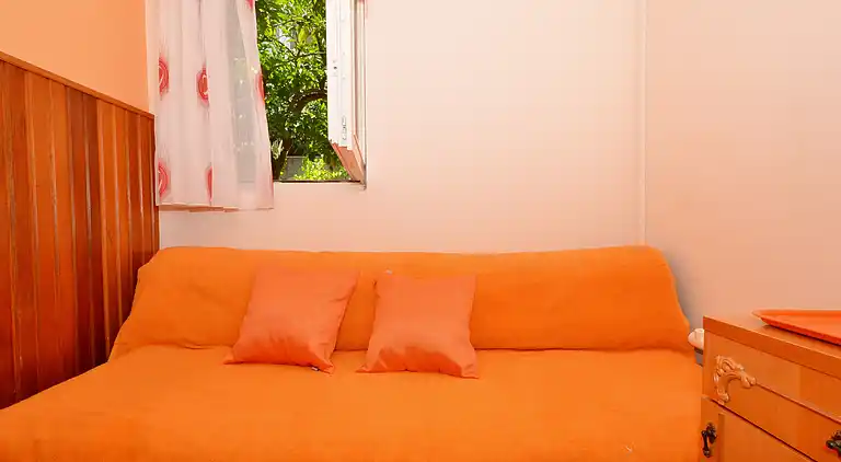 1-Zimmer-Ferienwohnung am Strand Arbanija (Ciovo) (A-8651-b)