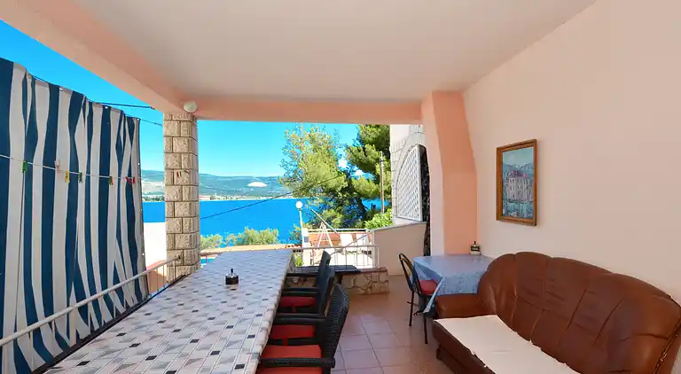 1-Zimmer-Ferienwohnung am Strand Arbanija (Ciovo) (A-8651-b)