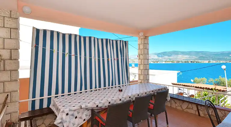 1-Zimmer-Ferienwohnung am Strand Arbanija (Ciovo) (A-8651-b)