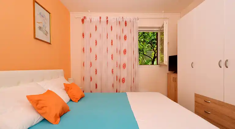 1-Zimmer-Ferienwohnung am Strand Arbanija (Ciovo) (A-8651-b)