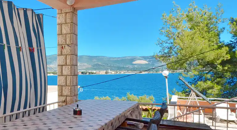 1-Zimmer-Ferienwohnung am Strand Arbanija (Ciovo) (A-8651-b)