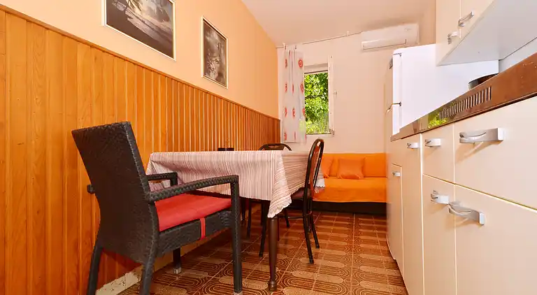 1-Zimmer-Ferienwohnung am Strand Arbanija (Ciovo) (A-8651-b)