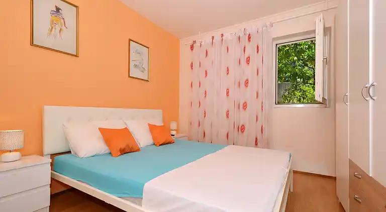 1-Zimmer-Ferienwohnung am Strand Arbanija (Ciovo) (A-8651-b)