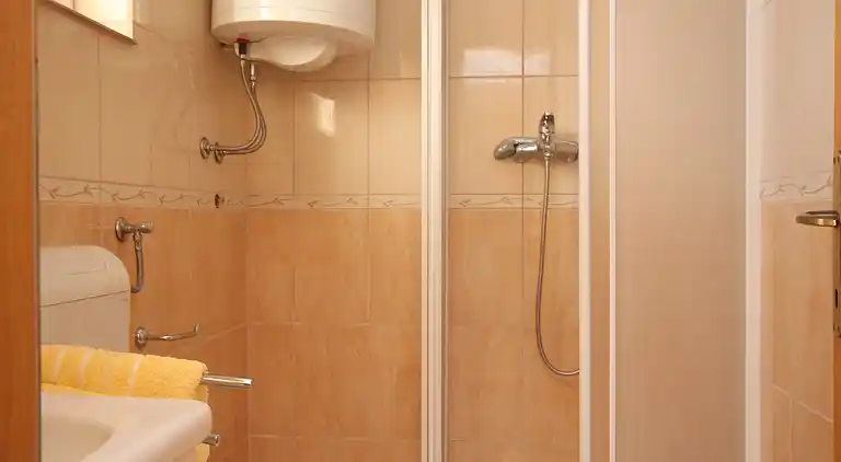 2-Zimmer-Ferienwohnung mit Balkon und Meerblick Okrug Donji,