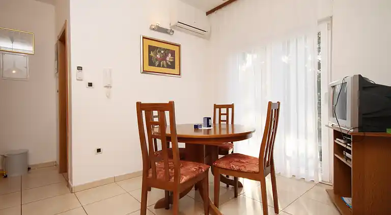 2-Zimmer-Ferienwohnung mit Balkon und Meerblick Okrug Donji,