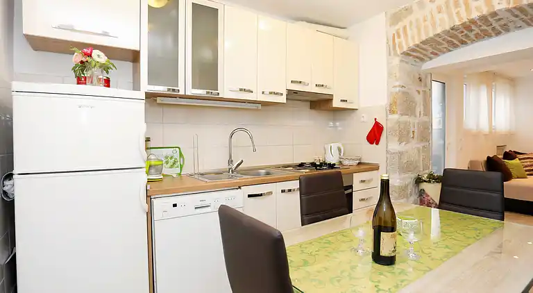 Studio Appartement mit Terrasse Kastel Kambelovac, Kastela