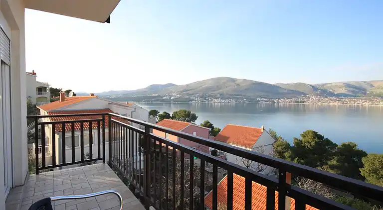2-Zimmer-Ferienwohnung mit Balkon und Meerblick Okrug Donji,