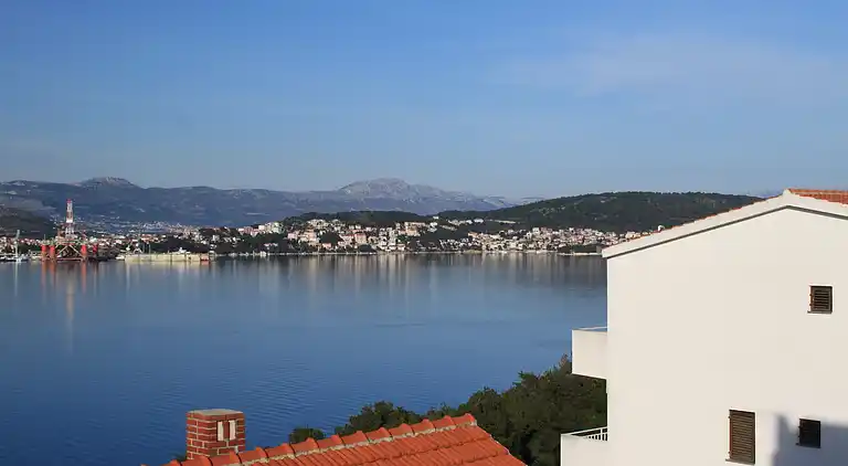 2-Zimmer-Ferienwohnung mit Balkon und Meerblick Okrug Donji,