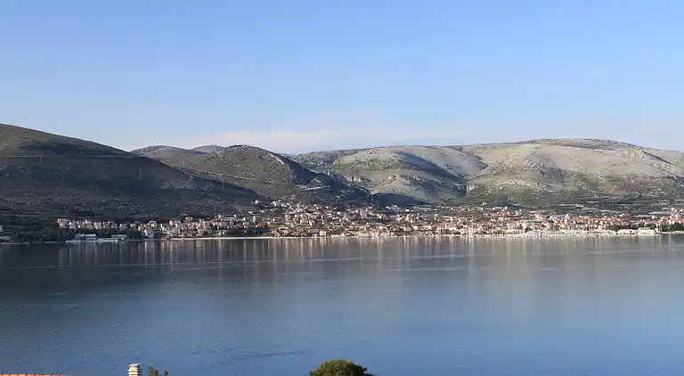 2-Zimmer-Ferienwohnung mit Balkon und Meerblick Okrug Donji,