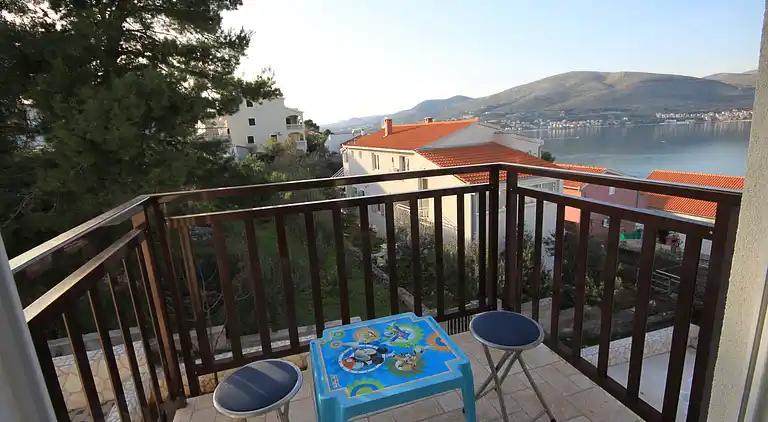 2-Zimmer-Ferienwohnung mit Balkon und Meerblick Okrug Donji,