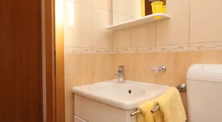 2-Zimmer-Ferienwohnung mit Balkon und Meerblick Okrug Donji,