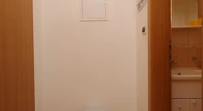 2-Zimmer-Ferienwohnung mit Balkon und Meerblick Okrug Donji,