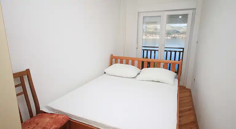 2-Zimmer-Ferienwohnung mit Balkon und Meerblick Okrug Donji,