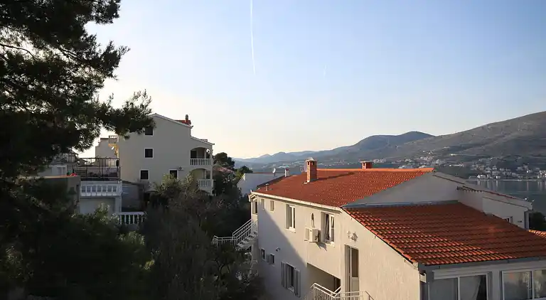 2-Zimmer-Ferienwohnung mit Balkon und Meerblick Okrug Donji,