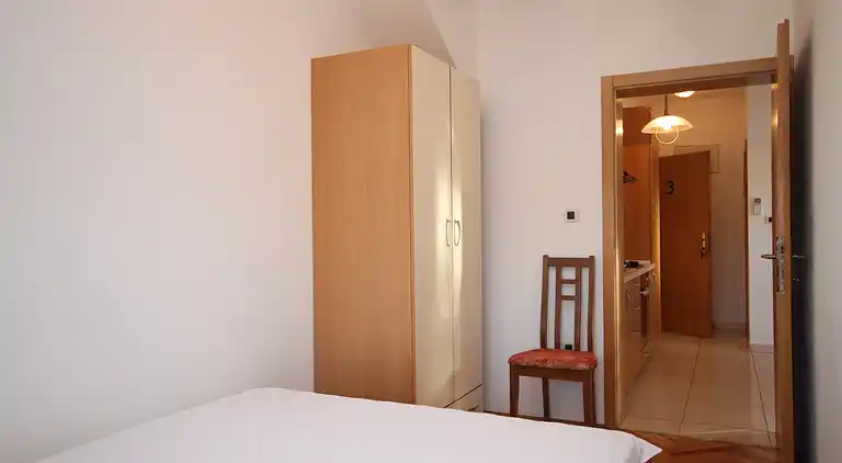 2-Zimmer-Ferienwohnung mit Balkon und Meerblick Okrug Donji,