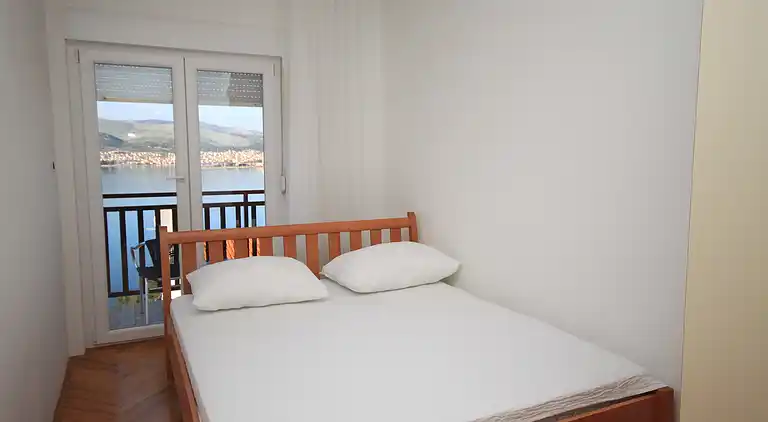 2-Zimmer-Ferienwohnung mit Balkon und Meerblick Okrug Donji,