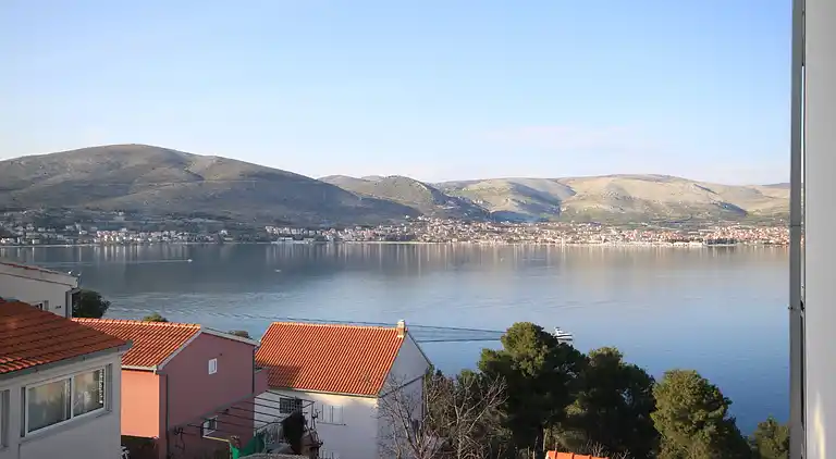 2-Zimmer-Ferienwohnung mit Balkon und Meerblick Okrug Donji,