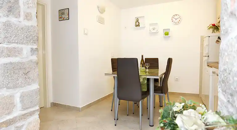 Studio Appartement mit Terrasse Kastel Kambelovac, Kastela
