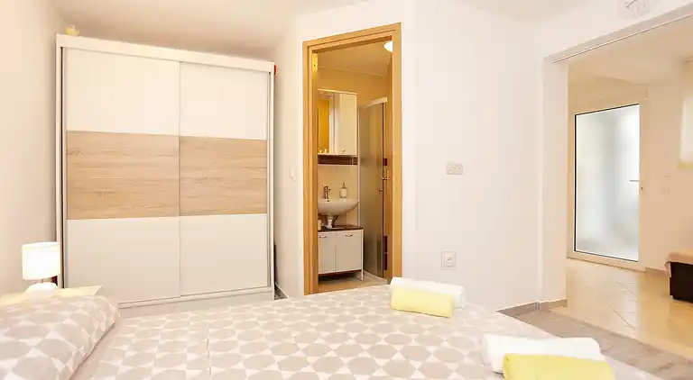 Studio Appartement mit Terrasse Kastel Kambelovac, Kastela