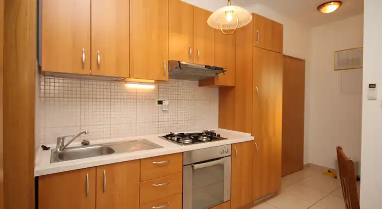 2-Zimmer-Ferienwohnung mit Balkon und Meerblick Okrug Donji,