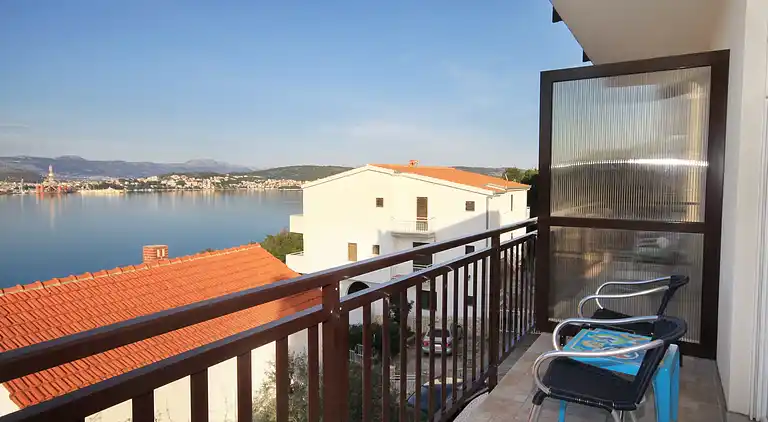 2-Zimmer-Ferienwohnung mit Balkon und Meerblick Okrug Donji,