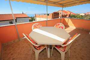 One bedroom apartment with terrace and sea view Mandre, Pag