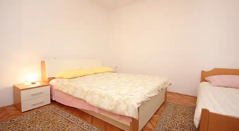 1-Zimmer-Ferienwohnung am Strand Dinjiska, Pag (A-9386-b)