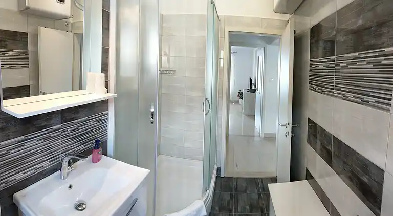 Three bedroom apartment with terrace and sea view Bol (Brač)