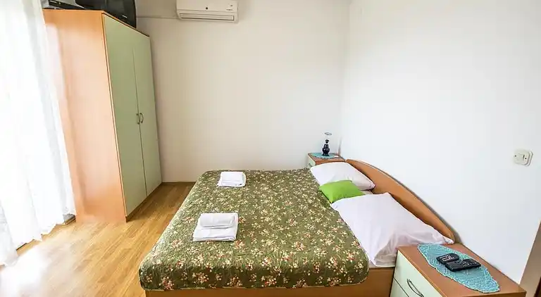 Studio flat with terrace and sea view Rovanjska, Paklenica