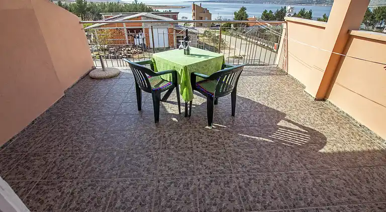 Studio flat with terrace and sea view Rovanjska, Paklenica