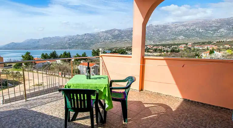 Studio flat with terrace and sea view Rovanjska, Paklenica