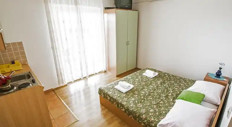 Studio flat with terrace and sea view Rovanjska, Paklenica